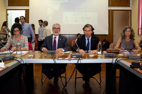 La reunión estuvo presidida por el Rector de la ULPGC (i) y el Vicerrector de Estudiantes y Empleabilidad