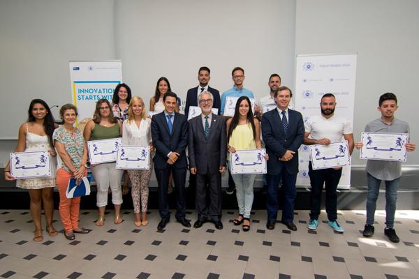 Foto de grupo con los beneficiarios de las ayudas