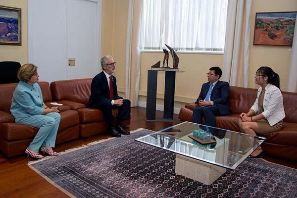 El Rector y la Vicerrectora reciben a la delegación china