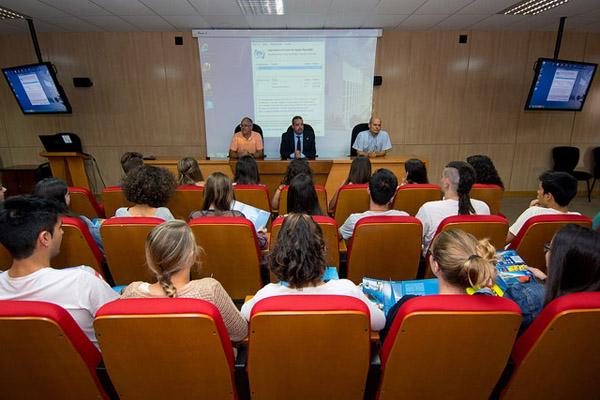 Imagen de la inauguración. De izda. a dcha.: El Decano de la Facultad de Ciencias del Mar, el Vicerrector de Títulos y Doctorado y el coordinador del programa, el profesor José J. Castro