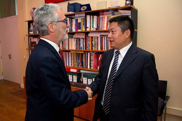 El Rector saluda al Subdirector de Hanban