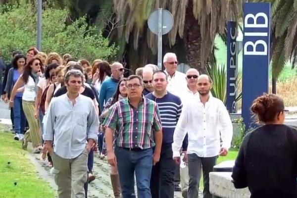 Los miembros de los coros participantes a su llegada al edificio central de la Biblioteca