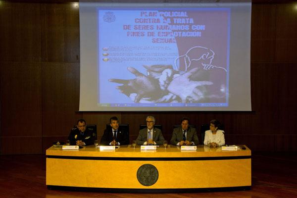 Imagen de la inauguración de las jornadas, presidida por el Rector José Regidor (2º por la derecha)