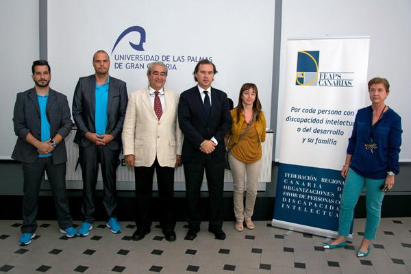De izda. a dcha.: Dos miembros de FEAPS, Javier Bencomo, Nicolás Díaz de Lezcano, Loli Cabello y Carmen Paz Suárez