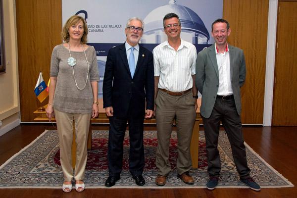 De izda. a dcha.: Carmen Salinero, Secretaria General de la ULPGC; el Rector José Regidor; Germán Santana Pérez, Director del Departamento; y Sergio Solbes, Secretario del Departamento