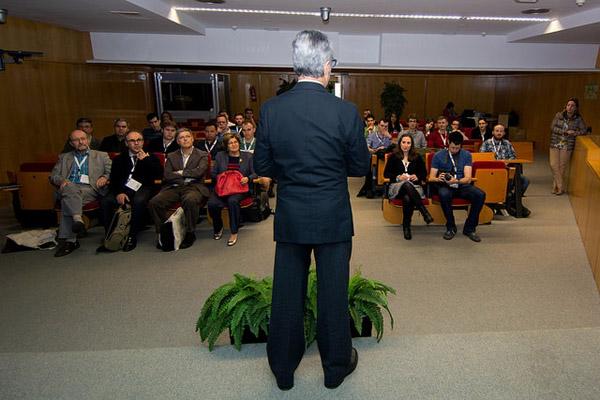 Otra imagen de la reunión durante la intervención del Rector José Regidor