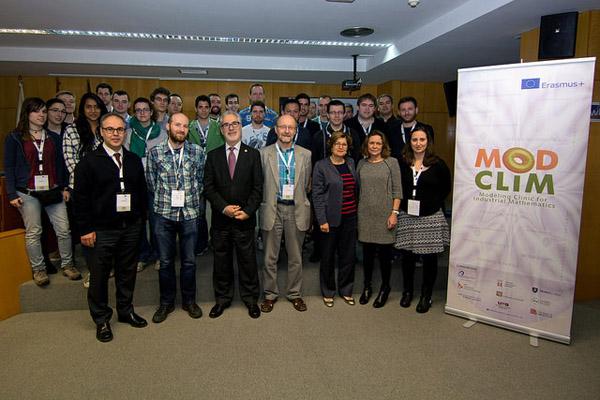 Foto de familia de los organizadores y participantes en la reunión