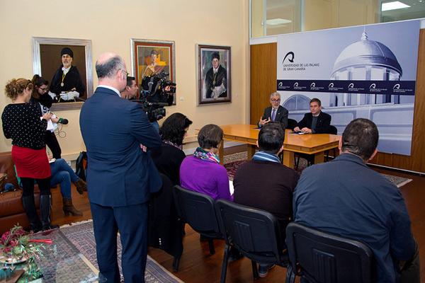 Otra imagen de la firma del convenio de colaboración