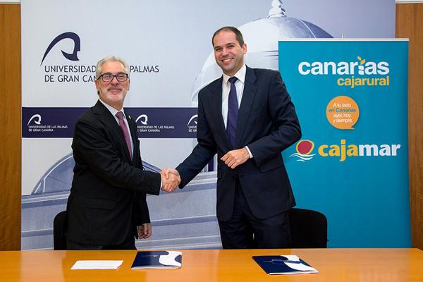 El Rector (i) y el Director Territorial de Caja Mar Canarias estrechan las manos tras la firma del convenio