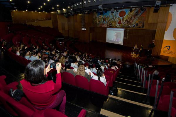 Imagen de la sesión del jueves 18, celebrada en el Paraninfo de la ULPGC, durante la intervención de las activistas africanas