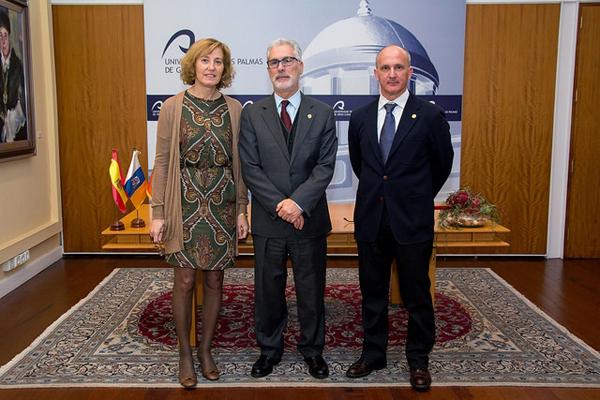 De izda. a dcha.: Carmen Salinero, Secretaria General de la ULPGC; el Rector José Regidor; y el Secretario del Dpto. de Derecho Público, Clemente Zaballos