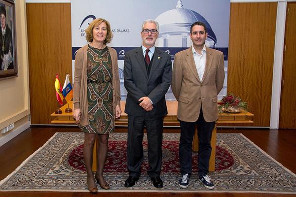 De izda. a dcha.: Carmen Salinero, Secretaria General de la ULPGC; el Rector José Regidor; y el Director de Internacionalización, Sergio Romeo Malanda