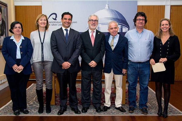 de izda. a dcha.: María Teresa Tejedor Junco, Vicedecana de Calidad, Comunicación y Coordinación Institucional de la FV; Carmen Salinero, Secretaria General de la ULPGC; Juan Alberto Corbera Sánchez, Decano de la FV; José Regidor, Rector de la ULPGC; Alberto Arencibia Espinosa, Secretario de la FV; Manuel Zumbado Peña, Vicedecano de Planificación Académica de la ULPGC; e Inmaculada Morales Fariña, Vicedecana de Estudiantes, Movilidad y Prácticas Externas de la ULPGC