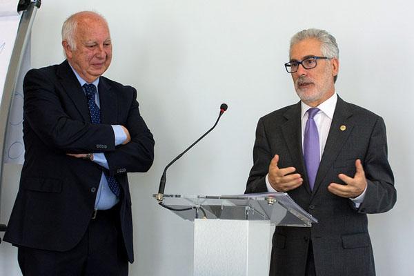 El Rector José Regidor (d) durante su intervención de bienvenida a los miembros de la RUEPEP