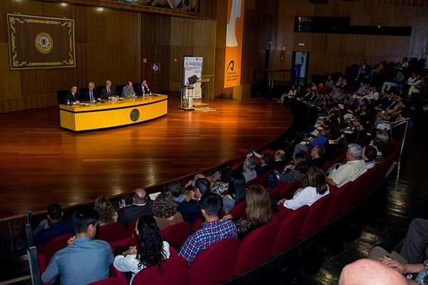 Imagen de la mesa presidencial, presidida por el Rector José Regidor