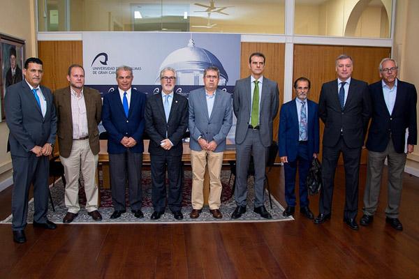 De izda. a dcha.: Manuel Suárez, José Eduardo Ramírez, Carlos Estévez, el Rector José Regidor, el Alcalde Marco Aurelio Pérez, Miguel A. Montesdeoca, el Secretario del Ayuntamiento SBT, Antonio M. Díaz y el Concejal de Turismo del Ayuntamiento de SBT