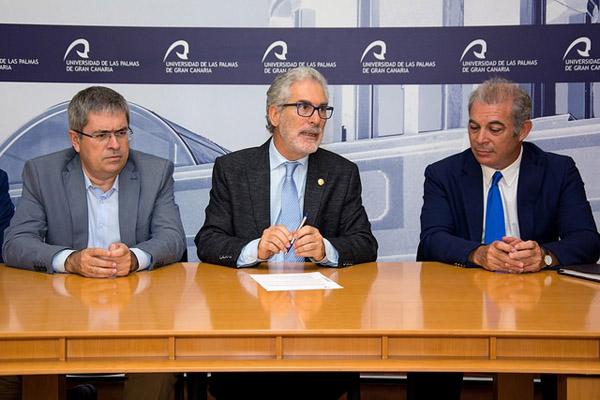 Otra imagen del convenio. De izda. a dcha.: el Alcalde Marco Aurelio Pérez, el Rector José Regidor y el Presidente de la FULP, Carlos Estévez