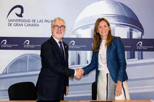 El Rector de la ULPGC y la Delegada en Canarias de REE estrechan las manos tras la firma del acuerdo