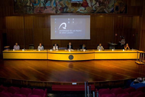 Imagen de la mesa del Claustro, presidida por el Rector de la ULPGC