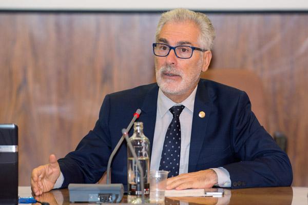 El Rector José Regidor durante su intervención en la sesión extraordinaria