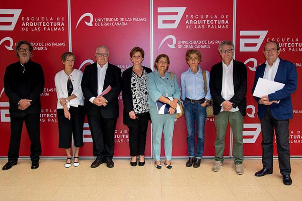 Foto de familia de los organizadores y ponentes con la Vicerrectora de Internacionalización y Cooperación de la ULPGC