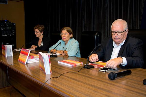 Imagen de la presentación del libro a cargo de la Vicerrectora Rosario Berriel (centro)