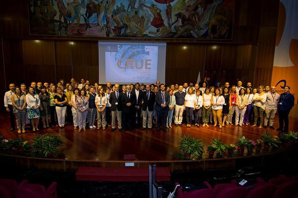 Foto de familia de los asistentes con el Rector José Regidor