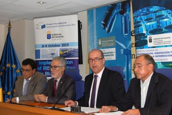 Otra imagen de la presentación con la participación del Rector José Regidor (2º por la izquierda)