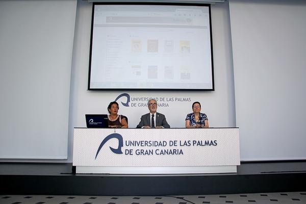 En la mesa, de izda. a dcha.: María del Carmen Marichal, el Rector José Regidor y Trinidad Arcos