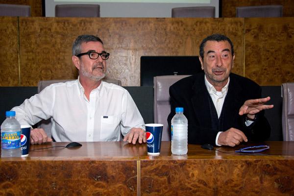 El Decano de la Facultad de Filología (i) y José Luis Garci