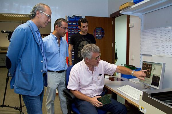 Los investigadores del IUMA enseñan al Consejero de Sanidad (1º por la izda.) los detalles del proyecto desarrollado