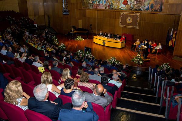 Imagen del Acto Académico durante el discurso del Rector José Regidor