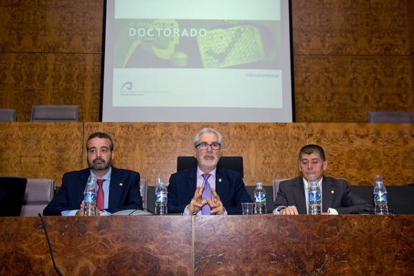 Imagen de la inauguración. De izda. a dcha.: El Vicerrector de Títulos y Doctorado, el Rector José Regidor y el Director de Doctorado y Postgrado