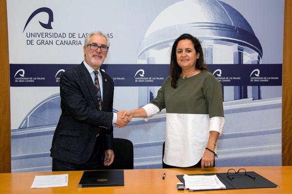 El Rector de la ULPGC y la Directora de la Fundación Mapfre Guanarteme estrechan las manos tras renovar el convenio