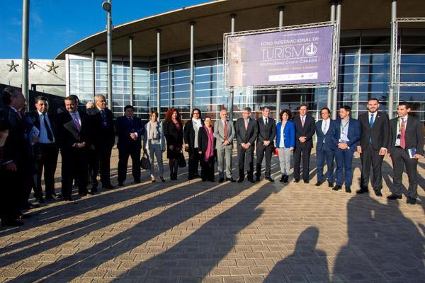 Foto de familia de los organizadores y participantes de la jornada inaugural
