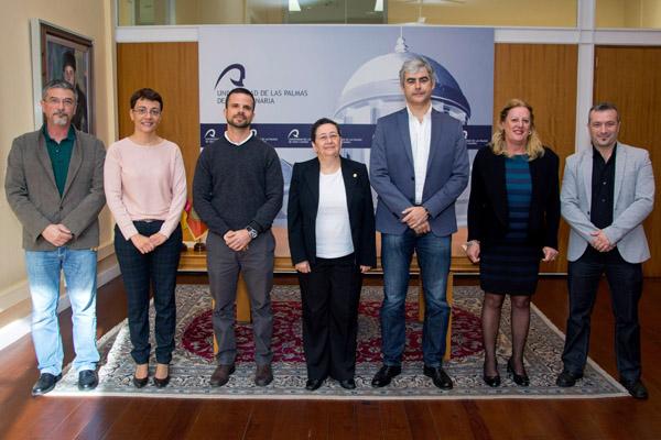 De izda. a dcha.: Eduardo Manuel Rodríguez, Pilar García, Luis Alberto Padrón, la Rectora Accidental Trinidad Arcos, Juan José Santana, la Secretaria General Accidental Isabel Pascua y Carlos Manuel Travieso