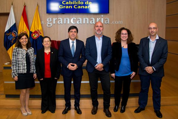 Foto de familia de los firmantes con investigadores coordinadores del estudio