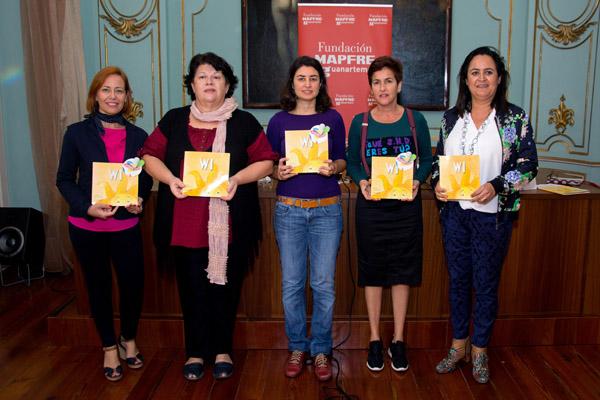 Foto de familia de los convocantes, la autora Sandra Franco (2ª por la dcha.) y la ilustradora María Arencibia (centro)