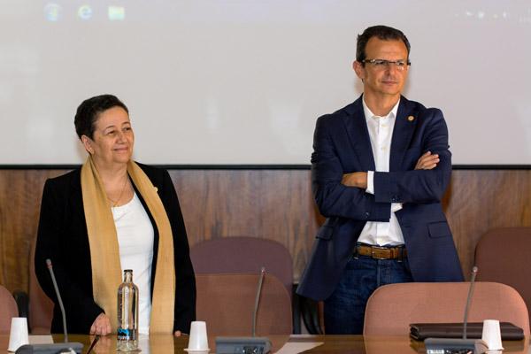 La Rectora Accidental y el Director de la EITE de la ULPGC saludan a los participantes al inicio de la reunión