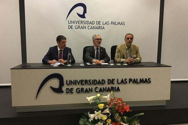 Imagen de la inauguración del encuentro. De izda. a dcha.: Narvay Quintero, el Rector José Regidor y Ricardo Haroun