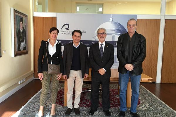 El Rector José Regidor (2º por la dcha.) y el Vicerrector de I+D+i (1º por la derecha) junto a José Joaquín Bethencourt y Adriana Regidor, miembros de SODECAN
