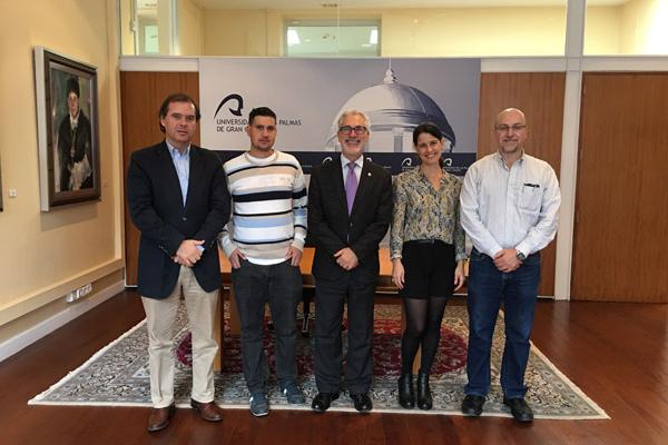 De izda. a dcha.: El Vicerrector de Estudiantes, el alumno que realizó las prácticas, el Rector José Regidor, la representante de ADEPSI y el Director de Servicios al Estudiante y Atención Psicosocial de la ULPGC