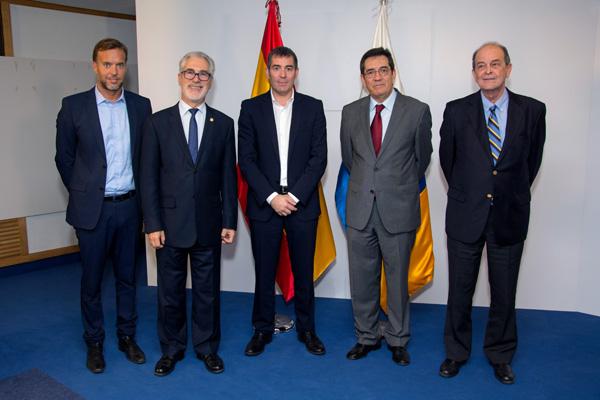 De izda. a dcha.: El Dtor. General de Universidades, el Rector de la ULPGC, el Presidente del Gobierno de Canarias, el Rector de la ULL y el Presidente del Consejo Social de la ULPGC
