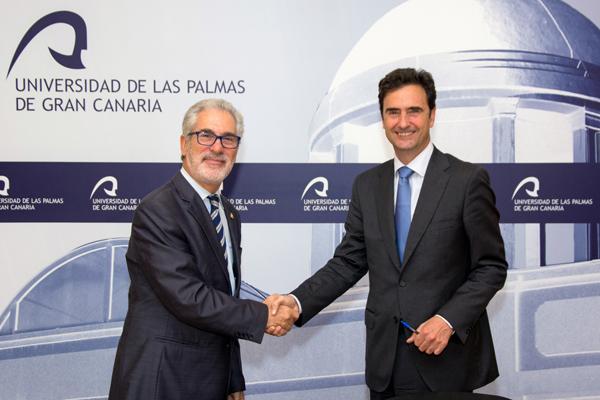 El Rector de la ULPGC (i) y el Director General de Endesa en Canarias, Pablo Casado, tras la firma del convenio
