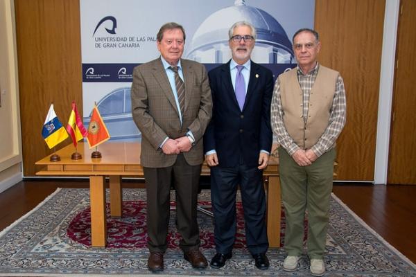 De izda. a dcha.: Arturo Romero, Catedrático de la Universidad Complutense de Madrid; el Rector José Regidor; y el Director del Grupo de Ingeniería Térmica de la ULPGC, Juan Alejandro Ortega