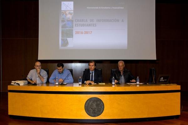 La mesa estuvo presidida por el Vicerrector de Estudiantes y Empleabilidad (2º por la derecha)