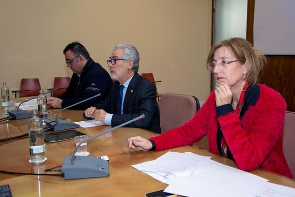 La sesión estuvo presidida por el Rector José Regidor (centro)