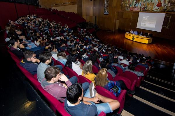 Imagen de las charlas en el Paraninfo universitario