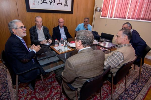 Los participantes de la mesa redonda se reunieron con el Rector y el Vicerrector de Investigación, Desarrollo e Innovación