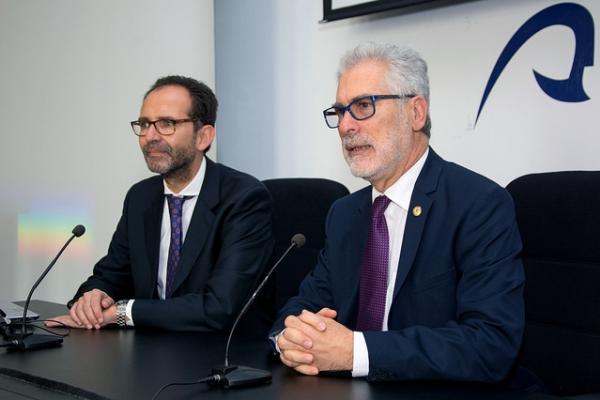 El Director de la FECYT y el Rector de la ULPGC (d), durante el acto de presentación